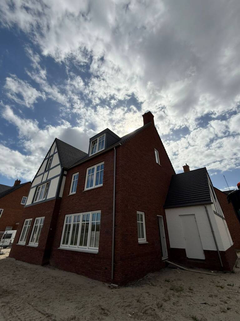 Eerste woningen van nieuwbouwproject Windsorpark in Gouda komen uit de steigers.